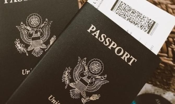 Pasaportes estadounidenses. Photo by Brianna on Unsplash
