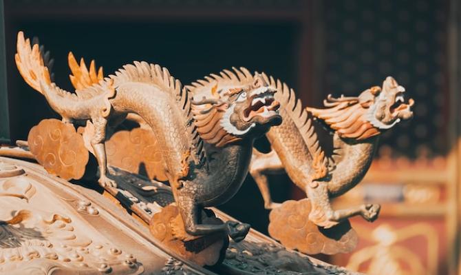 Dragones esculpidos en piedra. Photo by Zhang Kaiyv on Unsplash