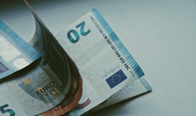 Billetes de euro. Photo by Car Girl on Unsplash