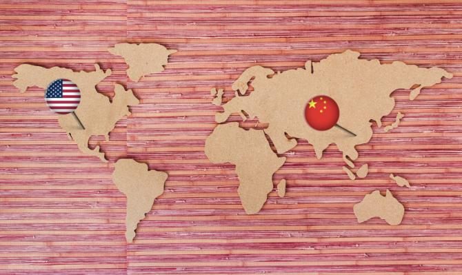 Mapa del mundo con Estados Unidos y China marcadas con sendas chinchetas