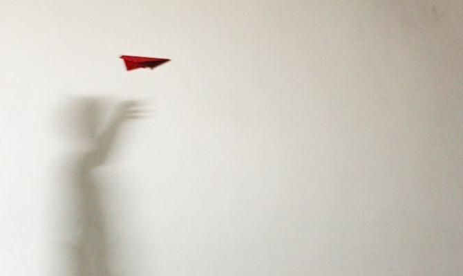 Sombra lanzando avión de papel. Photo by Abolfazl Ranjbar on Unsplash