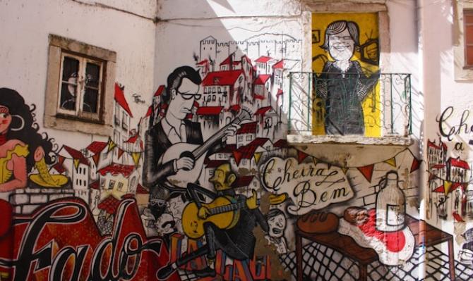 Graffiti en una calle de Lisboa. Photo by Julie Ricard on Unsplash