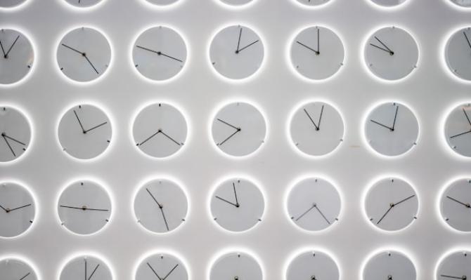 Relojes de pared. Photo by Donald Wu on Unsplash