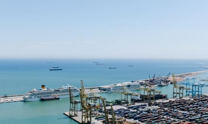 Puerto de mercancías de Barcelona. Photo by Kristijan Arsov on Unsplash