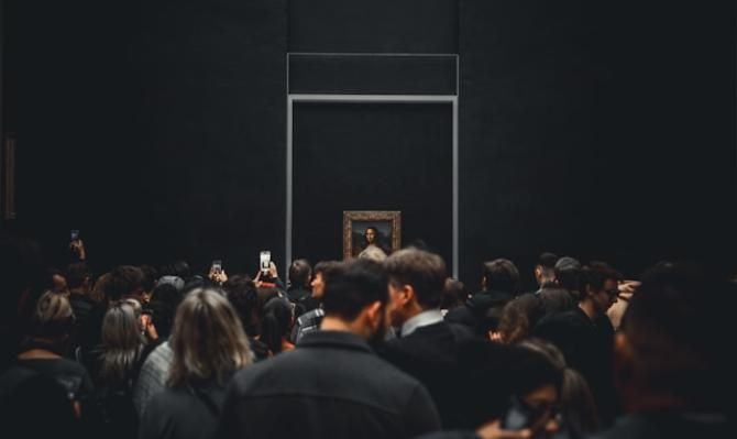 Turistas fotografiando La Gioconda en el Museo del Louvre. Photo by Pieter Benedictus on Unsplash