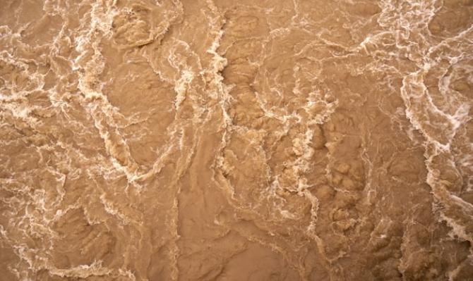 Tierra inundada de agua. Photo by Wolfghang Hasselmann on Unsplash