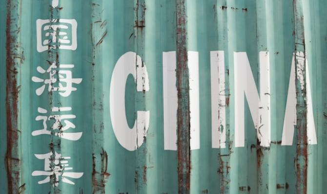 Contendor de mercancías con el letrero "China". Photo by Zalfa Imani on Unsplash