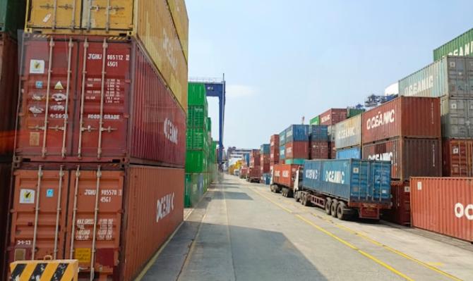 Contenedores de carga apilados para ilustrar un artículo sobre importaciones. Photo by Portcalls Asia on Unsplash