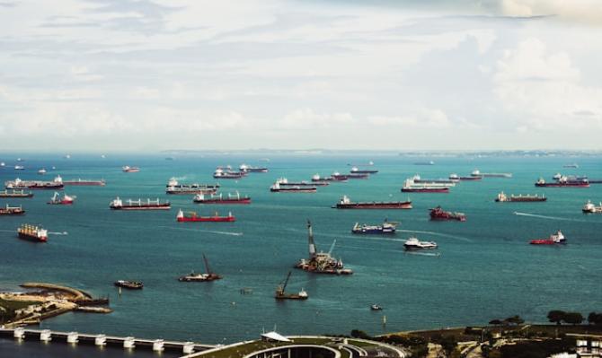 Vista de barcos de carga desde un puerto mercante. Photo by Shavin Peiries on Unsplash