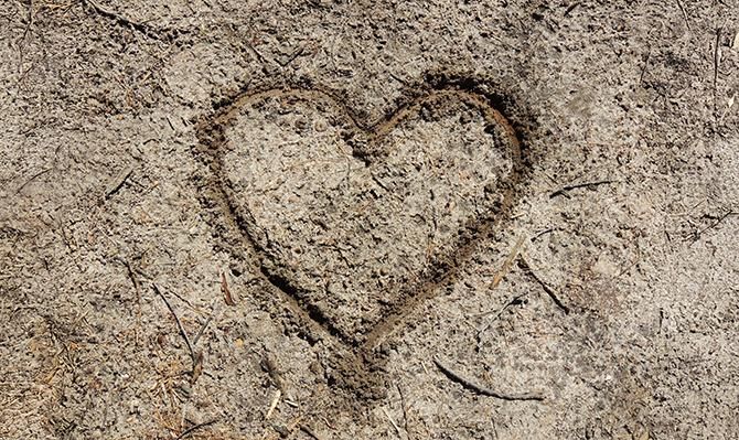 Corazón dibujado en la tierra