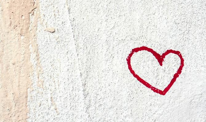 Corazón rojo pintado en una pared