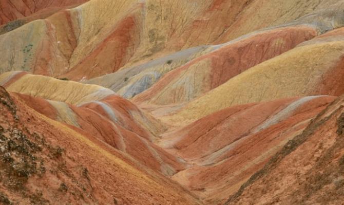Paisaje de colinas rojizas en Zhangye, Gansu, China. Photo by Katie Chen on Unsplash