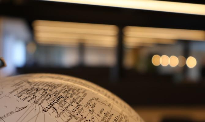 Globo terráqueo en el que se ve parcialmente el mapa de Europa occiendental. Photo by Colin White on Unsplash