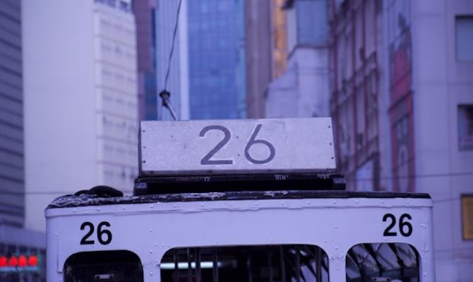 Tranvía con el número 26. Photo by Kotaro Maruyama on Unsplash