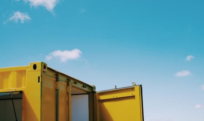 Contenedor amarillo abierto. Photo by Fujiphilm on Unsplash