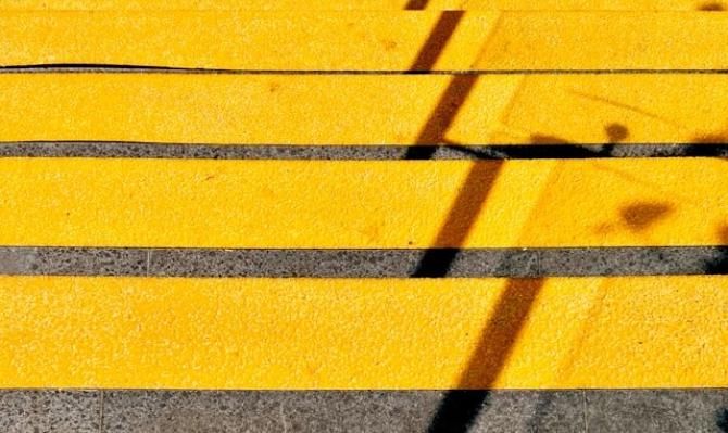 Escalones de piedra pintados de amarillo. Photo by Werzk Luuuuuuu on Unsplash