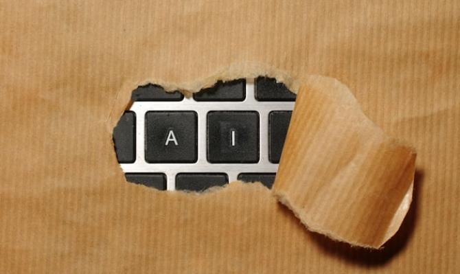 Teclado de ordenador donde se ven las letras "A" e "I" a través del agujero de un papel kraft que cubre el resto de letras. Photo by Immo Wegmann on Unsplash