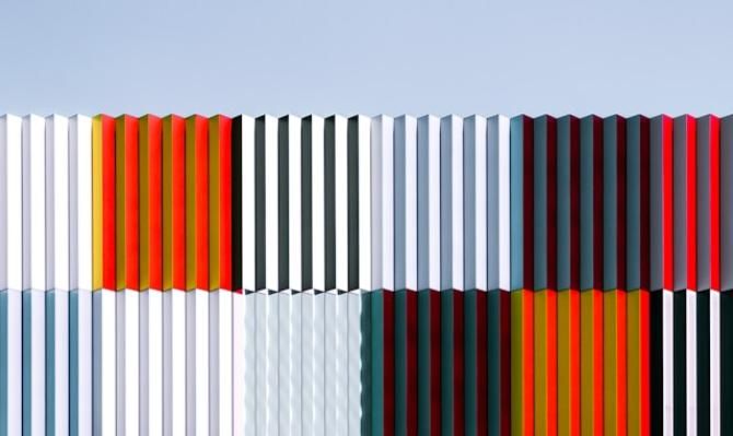 Contendores apilados. Photo by Adrian Trinkaus on Unsplash