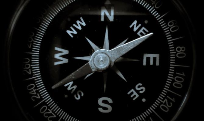 Brújula de color negro. Photo by Sunil Ray on Unsplash