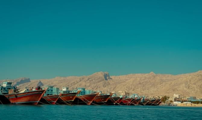 Barcos anclados en la costa iraní. Photo by Iran Mohsen on Unsplash