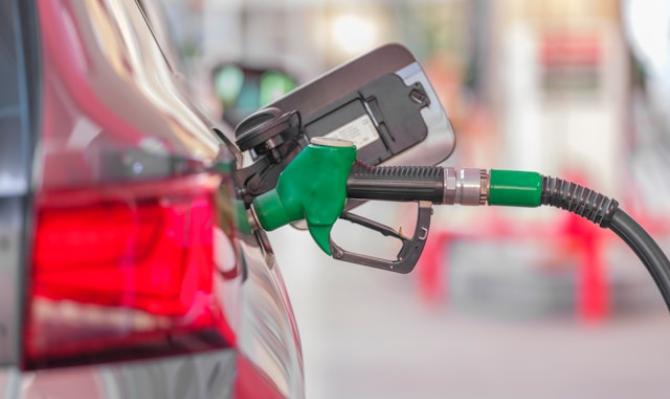 Coche rojo repostando gasolina. Photo by Engin Akyurt on Unsplash