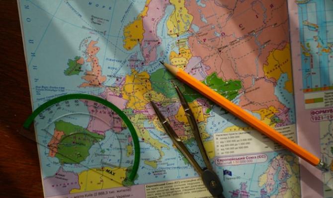 Cartabón, compás y lápiz sobre un mapa de Europa
