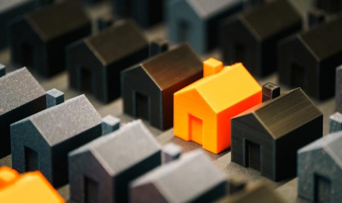 Casitas de plástico negras y naranjas. Photo by Jakub Zerdzicki on Unsplash