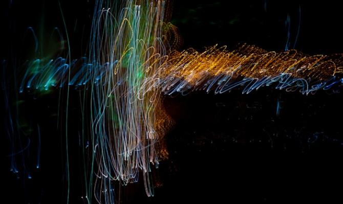 Diseño digital abstracto sobre fondo negro. Photo by Wrongtog on Unsplash