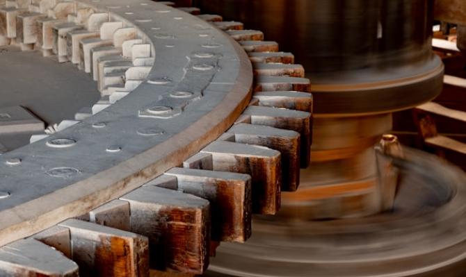 Engranajes industriales. Photo by Malcolm Lightbody on Unsplash