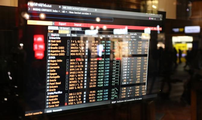 Pantalla de trader financiero. Photo by Daniel Brzdek on Unsplash