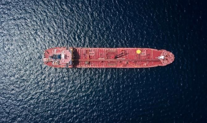 Barco petrolero surcando el mar. Photo by Shaah Shahidh on Unsplash