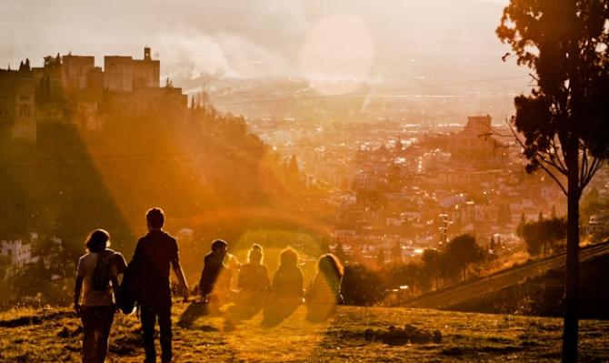 Vista de la Alhambra al atardecer. Photo by Victoriano Izquierdo on Unsplash
