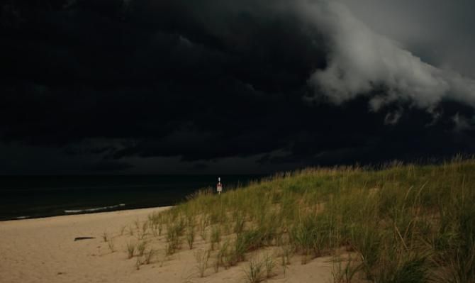 Vista de una playa con cielo de tormenta. Photo by Noaa on Unsplash