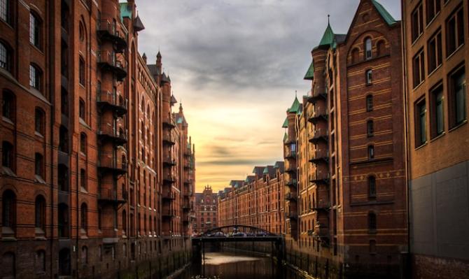 Vista de la ciudad de Hamburgo, Alemania, para ilustrar un análisis económico de CaixaBank Research sobre la inversión en Europa. Photo by Meduana Pdnesehudfzu on Unsplash