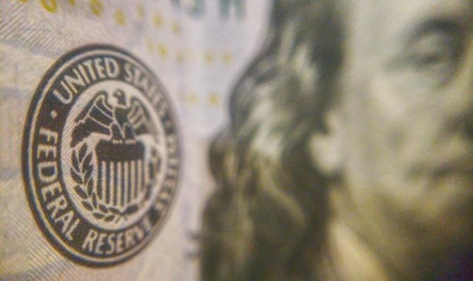 Billete de 100 dólares con la efigie de Benjamin Franklin y el sello de la Reserva Federal para ilustrar un análisis económico de CaixaBank Research sobre la política monetaria de Estados Unidos. Photo by Joshua Hoehne on Unsplash