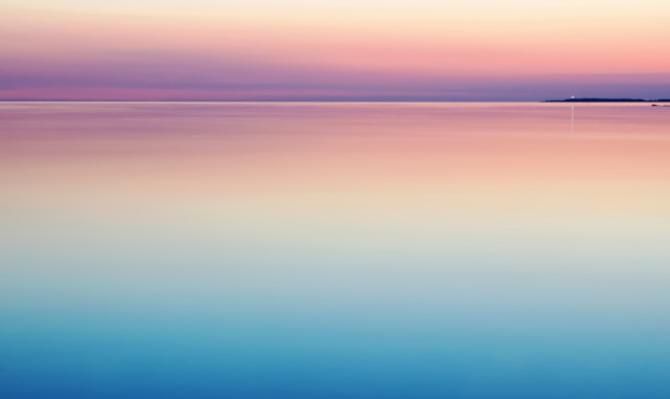 Mar en calma al atardecer para ilustrar un artículo de opinión sobre economía española de CaixaBank Research. Photo by Harly Marten on Unsplash