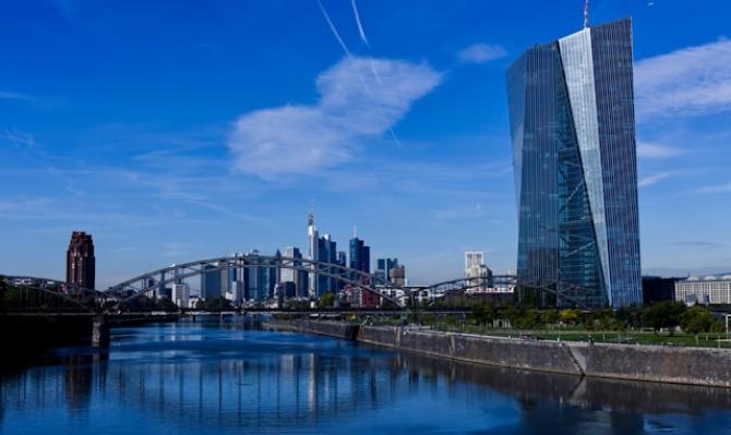 Vista del edificio del Banco Central Europeo en Frankfurt y el río Mein