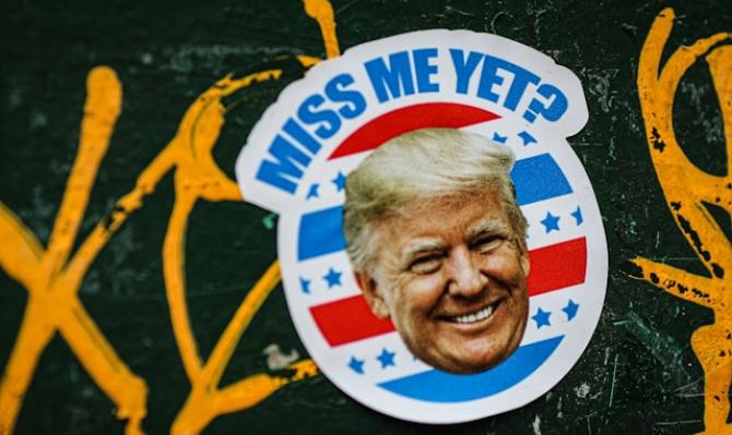 Pegatina con la cara de Donald Trump y el texto "Miss me yet" para ilustrar un artículo sobre política comercial estadounidense en el Informe Mensual 09/2026 de CaixaBank Research
