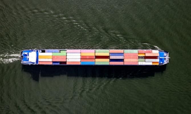 Carguero cruzando el mar para ilustrar un artículo de CaixaBank Research sobre sector exterior. Photo by Bernd Dittrich on Unsplash