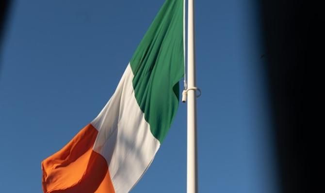 Bandera de Irlanda para ilustrar un artículo de análisis económico de CaixaBank Research. Photo by Alejandro Luengo on Unsplash