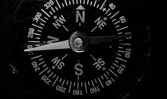 Brújula para ilustrar un artículo de análisis económico de CaixaBank Research. Photo by Srijan Mohan on Unsplash