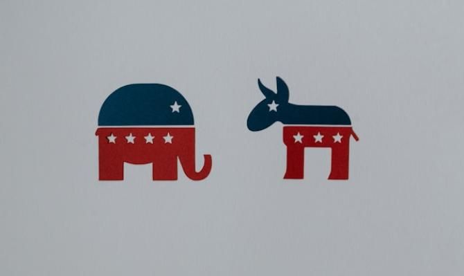 Dibujos de un elefante y un burro con los colores de la bandera de EE. UU. para ilustrar un artículo de análisis económico de CaixaBank Research. Photo by Kelly Sikkema on Unsplash