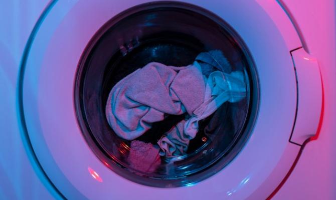 Tambor de lavadora para ilustrar un artículo de análisis económico sobre consumo de CaixaBank Research. Photo by Engin Akyurt on Unsplash