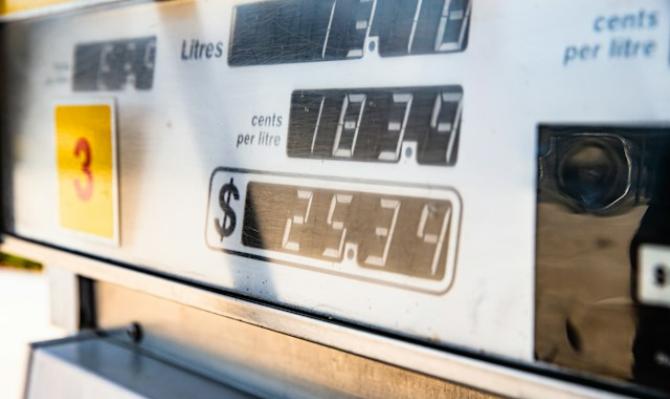 Surtidor de gasolina para ilustrar un artículo de análisis económico de CaixaBank Research. Photo by Jesse Donoghoe on Unsplash