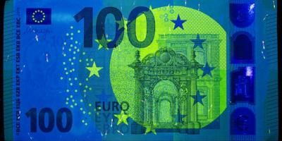 Billete de 100 euros visto con rayos X. Photo by Immo Wegmann on Unsplash