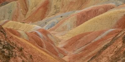 Paisaje de colinas rojizas en Zhangye, Gansu, China. Photo by Katie Chen on Unsplash