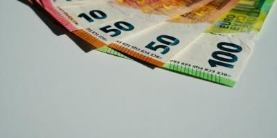 Billetes de euro dispuestos en forma de abanico sobre un fondo blanco. Photo by John Vid on Unsplash