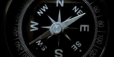 Brújula de color negro. Photo by Sunil Ray on Unsplash