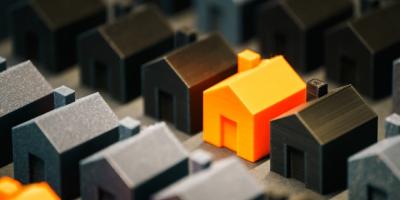 Casitas de plástico negras y naranjas. Photo by Jakub Zerdzicki on Unsplash