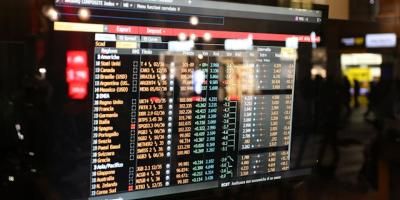 Pantalla de trader financiero. Photo by Daniel Brzdek on Unsplash